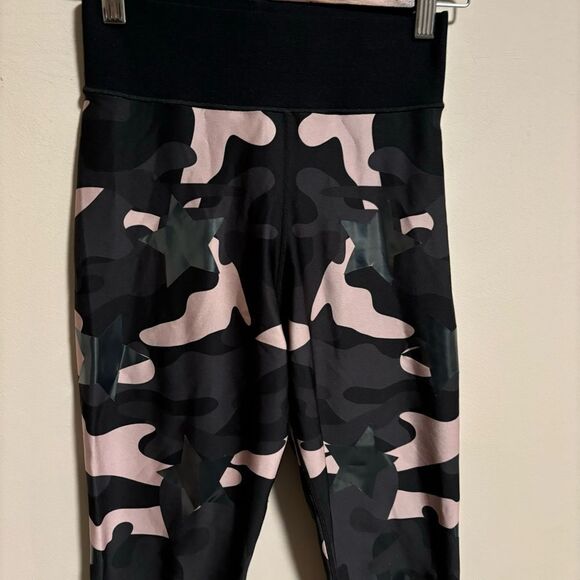 Ultracor Camo Collegiate Legging in Blush Patent Nero Pink Camo- Size Medium - Picture 5 of 9